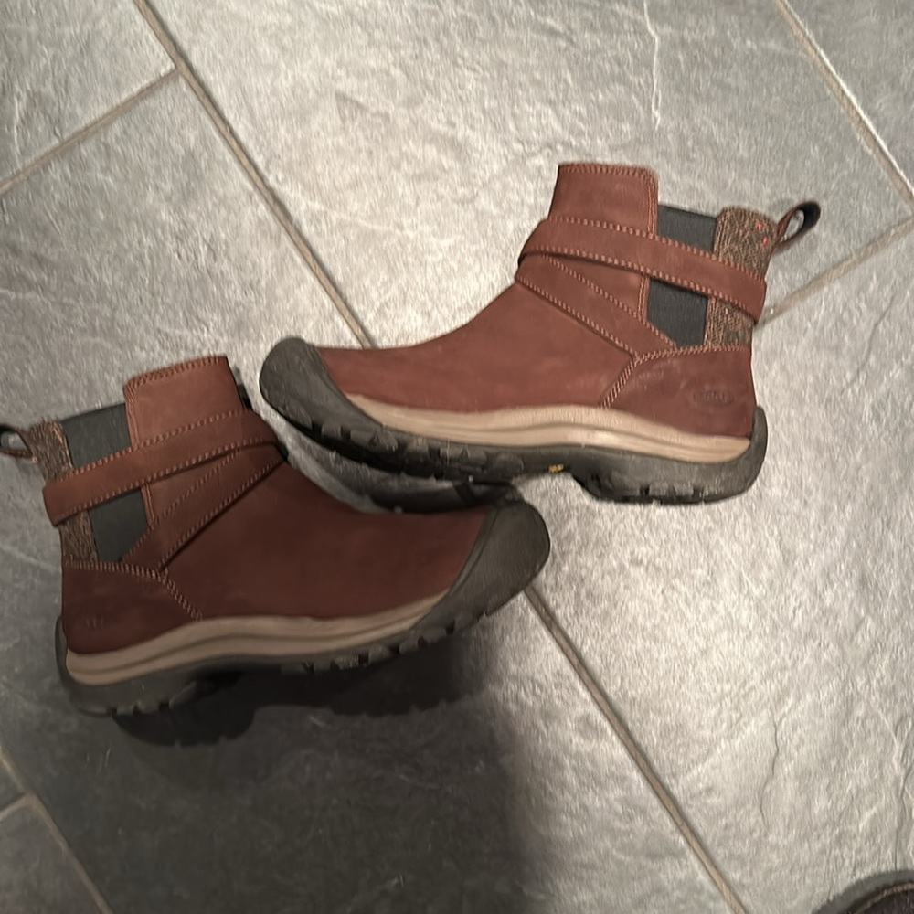Keen slip on boots